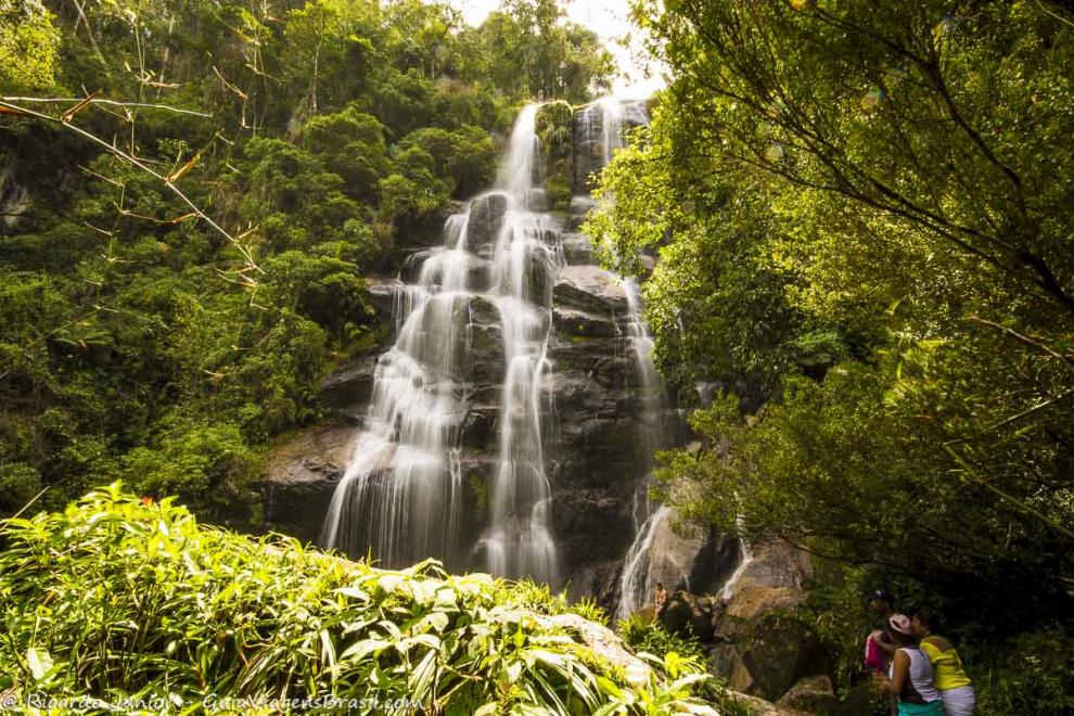 Imagem da linda queda da Cachoeira Véu de Noiva.